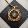 Reloj de bolsillo mecánico cuadrado efecto madera con esfera romana negra