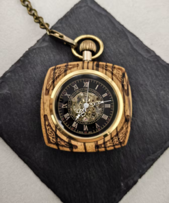 Reloj de bolsillo mecánico cuadrado efecto madera con esfera romana negra
