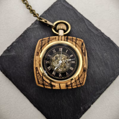 Reloj de bolsillo mecánico cuadrado efecto madera con esfera romana negra