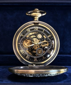 Reloj mecánico abierto con esfera negra y centro visible