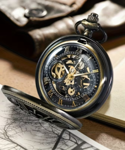 Reloj de esfera negra con la tapa de engranajes abierta sobre un libro