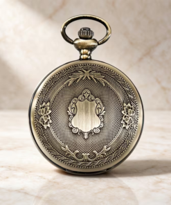 Tapa posterior con escudo central y dibujo ornamental
