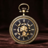 Reloj mecánico con esfera romana negra y centro abierto en espiral