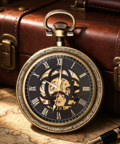 Reloj de espiral negra junto a una maleta y un mapa