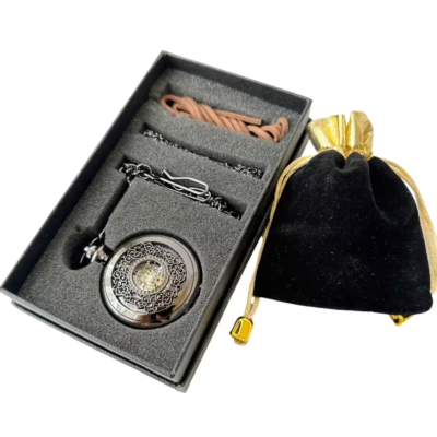 Reloj mecánico de filigrana oscura en su presentación