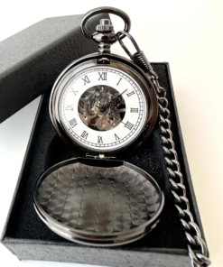 Reloj mecánico oscuro abierto con esfera blanca de números romanos