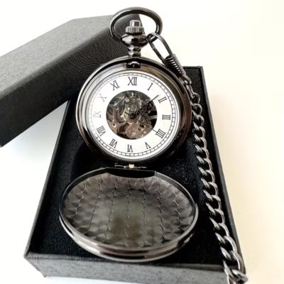 Reloj mecánico oscuro abierto con esfera blanca de números romanos