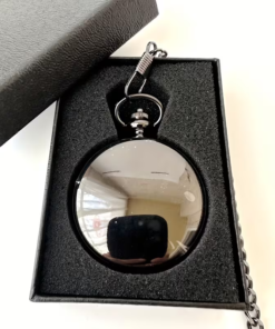 Reloj de bolsillo oscuro cerrado sobre su presentación