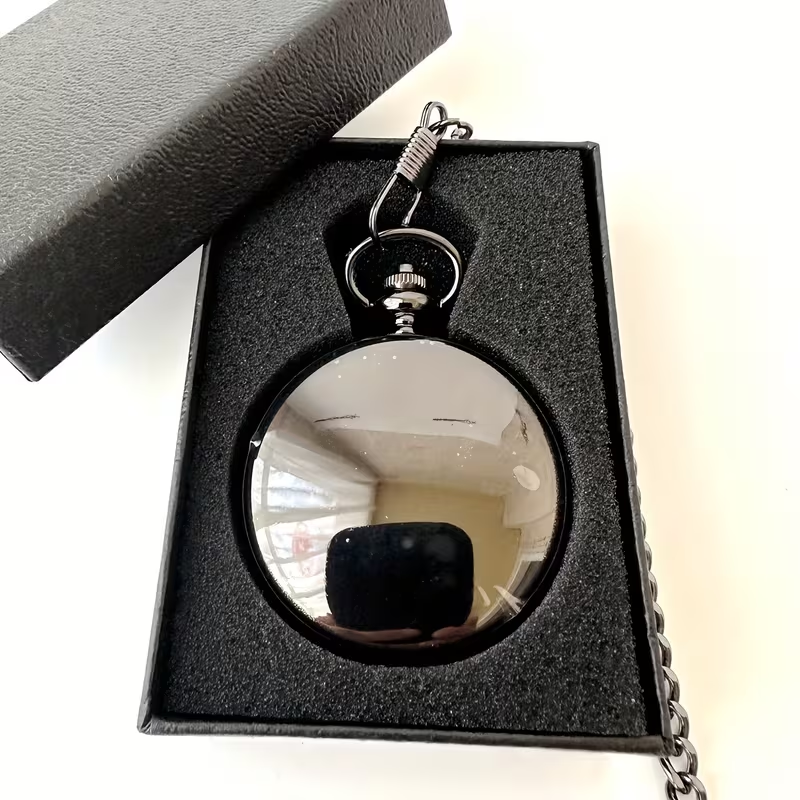 Reloj de bolsillo oscuro cerrado sobre su presentación