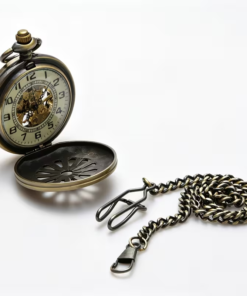 Reloj abierto con esfera arábiga clara y centro mecánico visible