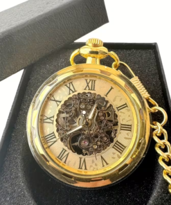Reloj de bolsillo de bisel facetado con cadena sobre una presentación oscura