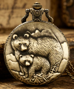 Reloj de oso y cría con cadena sobre un fondo de estilo clásico