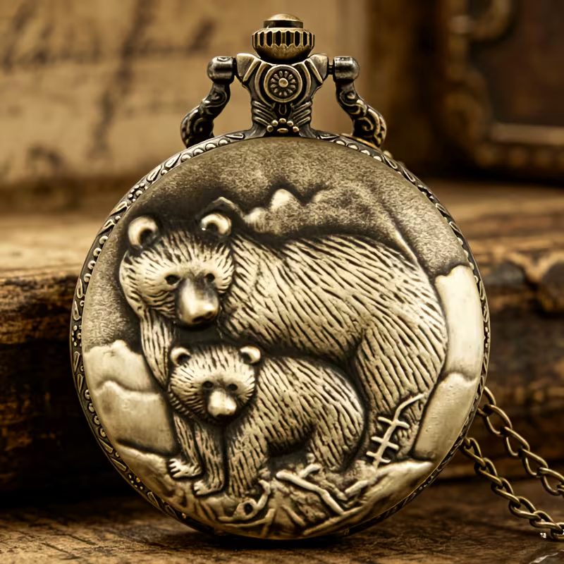 Reloj de oso y cría con cadena sobre un fondo de estilo clásico