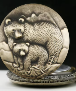 Detalle de la tapa con un oso, una cría y montañas