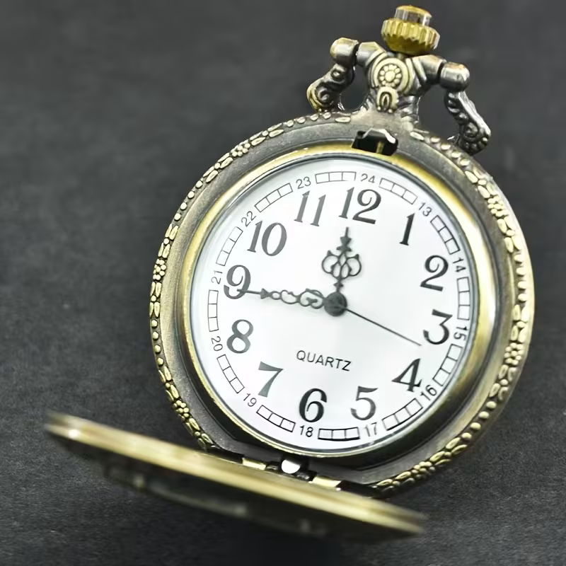 Esfera blanca del reloj abierto con números arábigos y agujas ornamentales