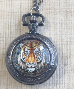 Reloj con retrato de tigre y cadena de acabado oscuro