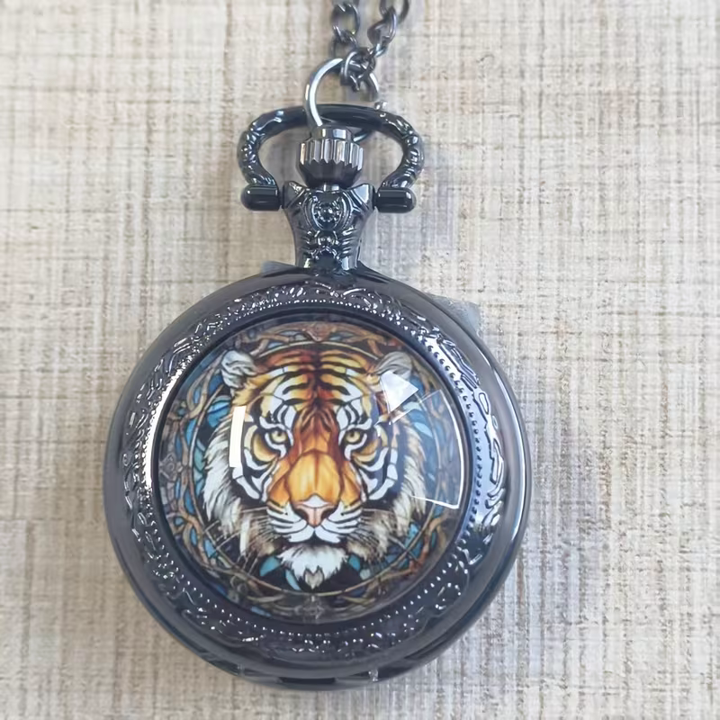 Reloj con retrato de tigre y cadena de acabado oscuro