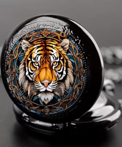 Reloj de bolsillo oscuro con retrato frontal de tigre y marco ornamental
