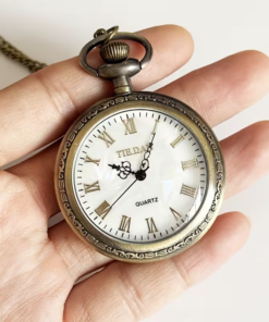 Detalle de la esfera romana y las agujas ornamentales del reloj de cuarzo