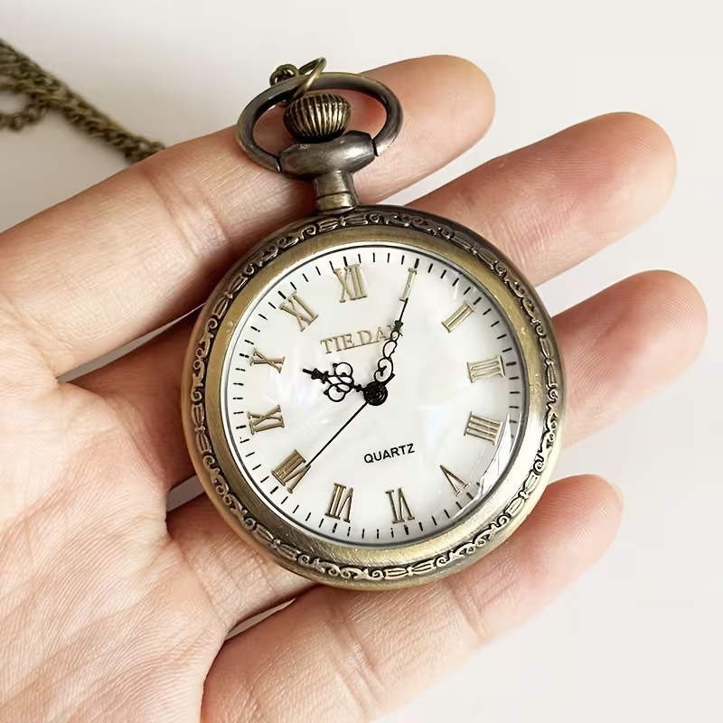 Detalle de la esfera romana y las agujas ornamentales del reloj de cuarzo