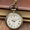 Reloj de bolsillo sin tapa en tono bronce con esfera blanca y números romanos