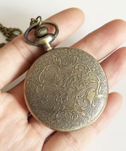 Reverso del reloj de bolsillo con motivos florales y volutas