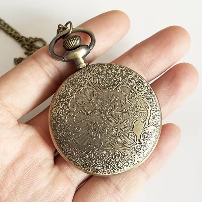 Reverso del reloj de bolsillo con motivos florales y volutas