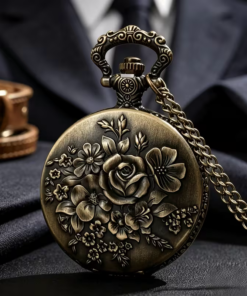 Reloj de bolsillo en tono bronce con una rosa central rodeada de flores y hojas