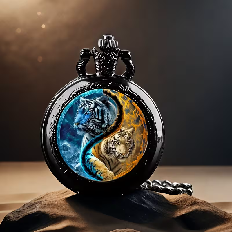 Reloj de tigres con cadena de acabado oscuro sobre madera