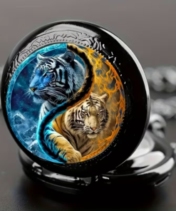 Detalle de los 2 tigres que decoran la tapa del reloj