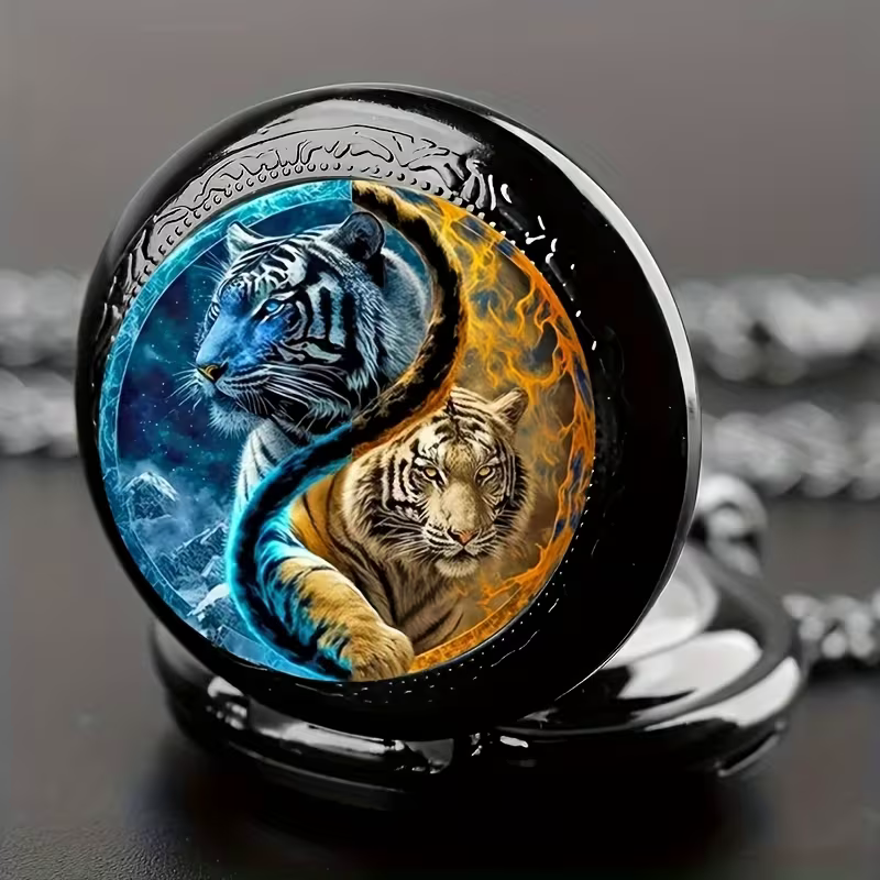 Detalle de los 2 tigres que decoran la tapa del reloj