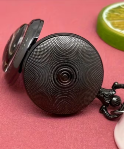 Reverso texturizado del reloj con la tapa abierta y la cadena