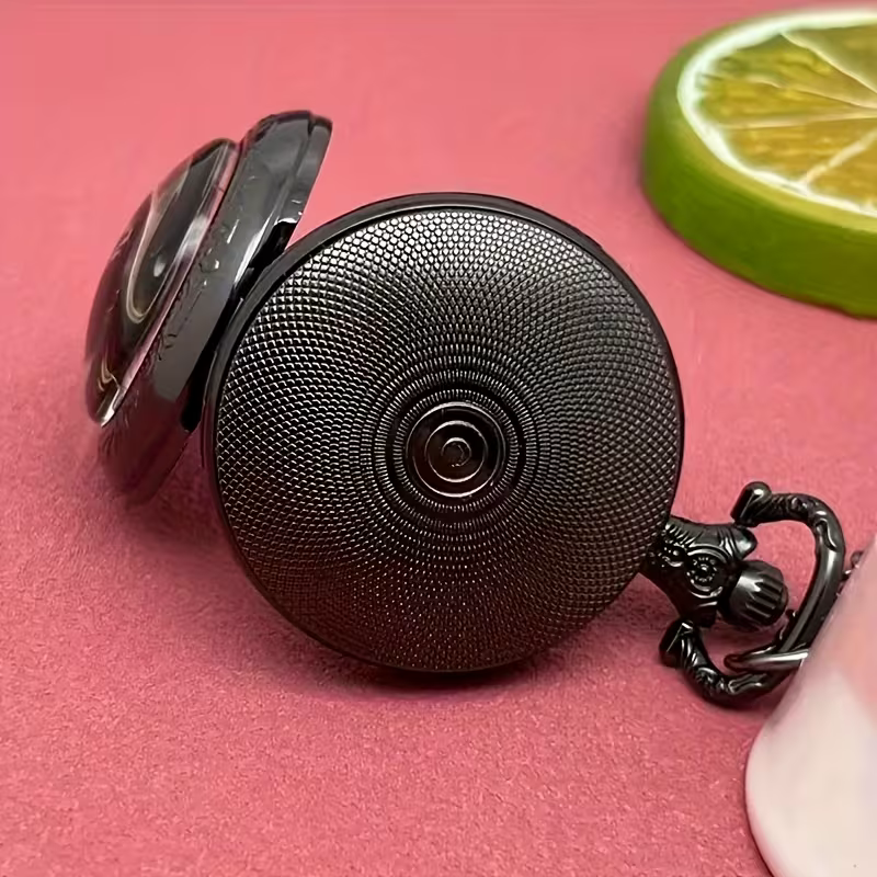 Reverso texturizado del reloj con la tapa abierta y la cadena