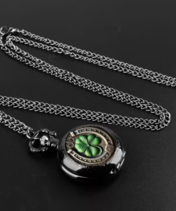 Reloj de trébol y herradura junto a su cadena