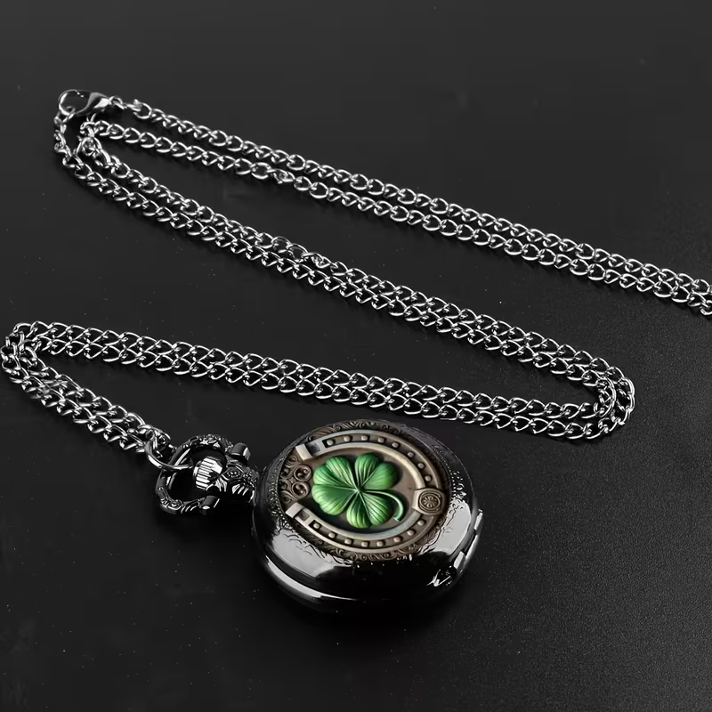 Reloj de trébol y herradura junto a su cadena