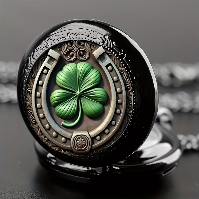 Detalle de la imagen de trébol verde enmarcada por una herradura