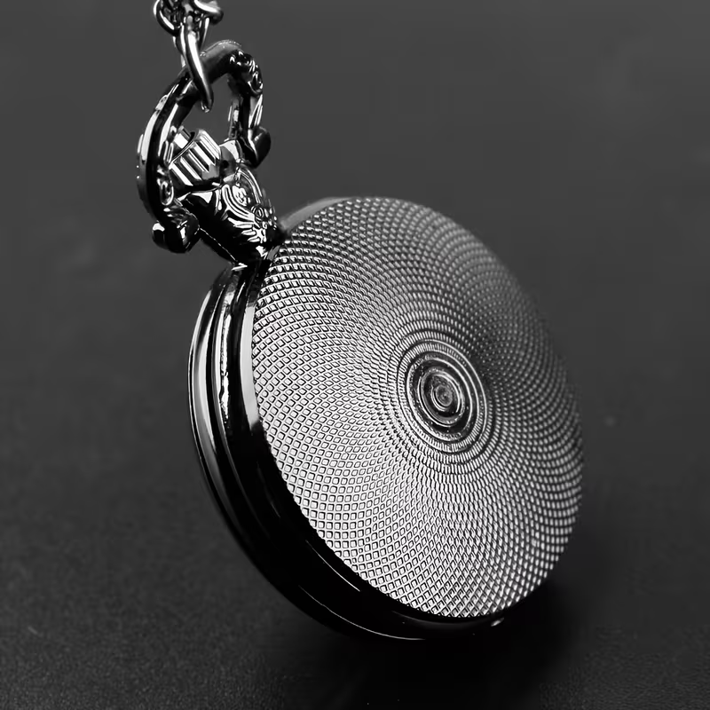 Reverso oscuro del reloj con un patrón circular texturizado