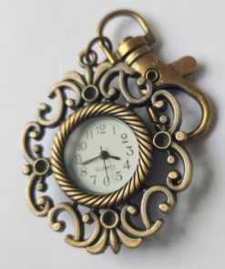 Detalle del marco de volutas abiertas alrededor de la esfera del reloj