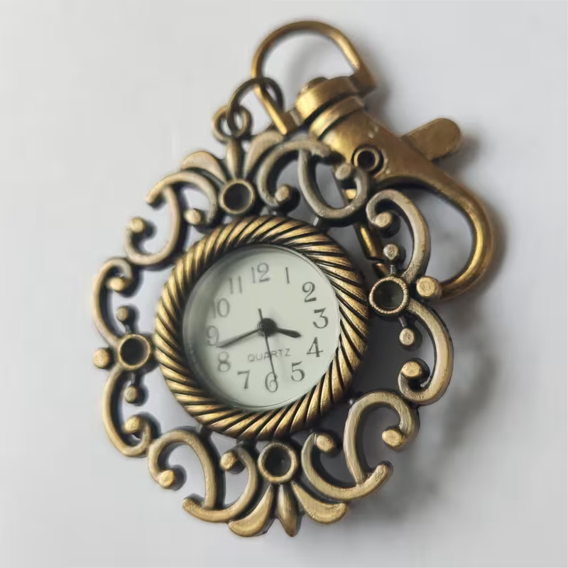 Detalle del marco de volutas abiertas alrededor de la esfera del reloj